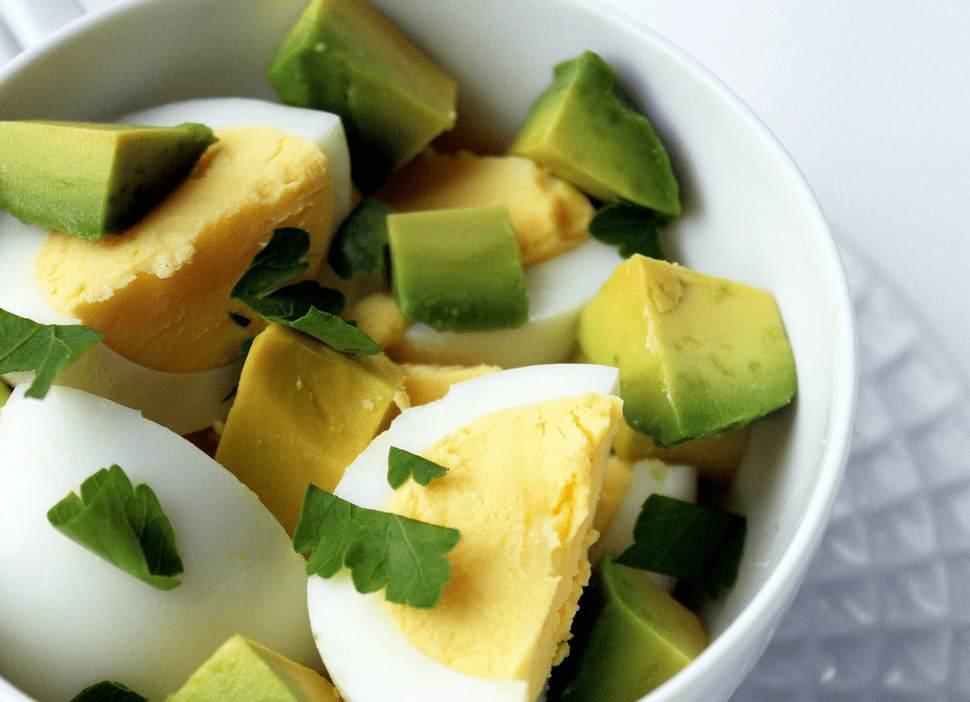 Salada com abacate e ovos na dieta protéica