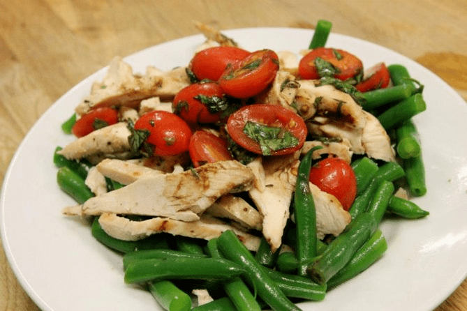 Salada de frango com dieta protéica