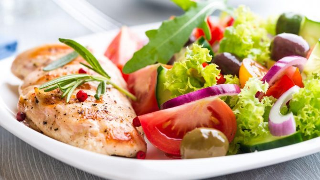 Salada de legumes e peixes com dieta protéica