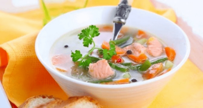 Sopa de peixe com dieta protéica