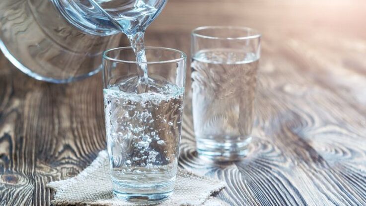 um copo de água para uma dieta potável