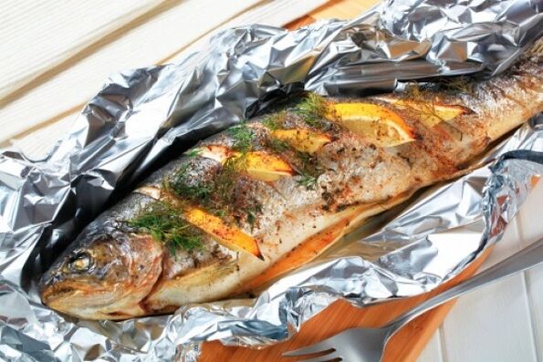 Siga a dieta Maggi com peixe assado em papel alumínio para o jantar