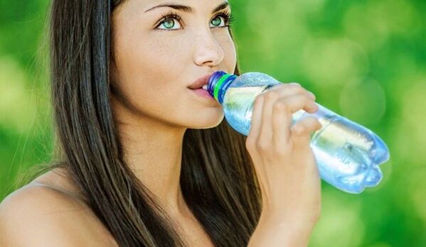 Para perder peso de forma eficaz, você precisa beber bastante água. 