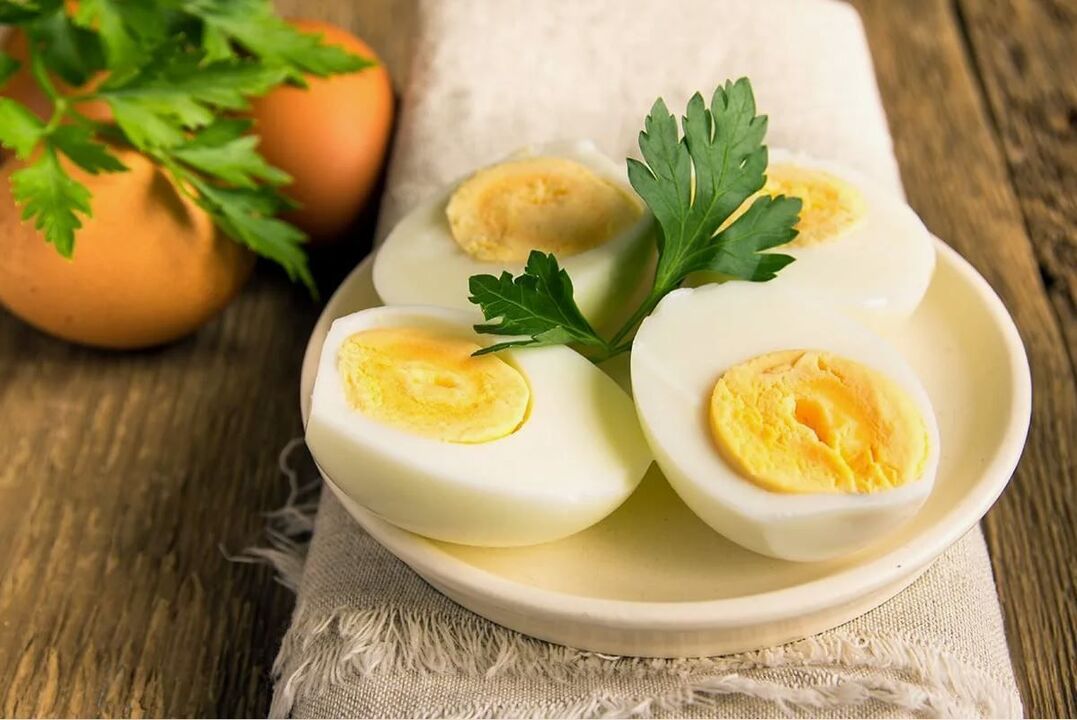 ovos cozidos no café da manhã